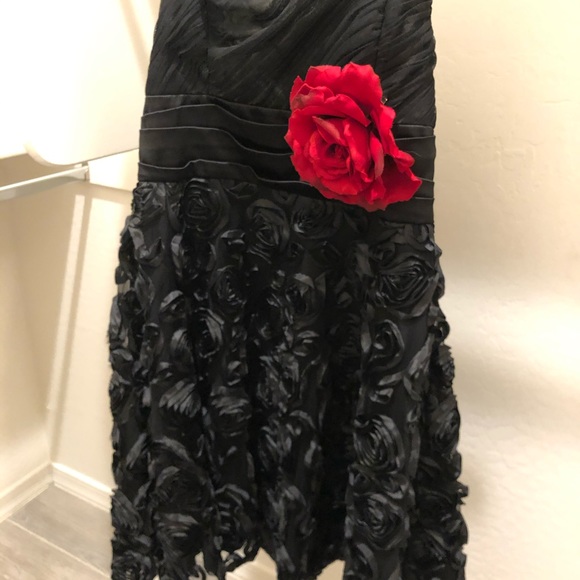 Beautiful Strapless dress with removable flower - Picture 1 of 6